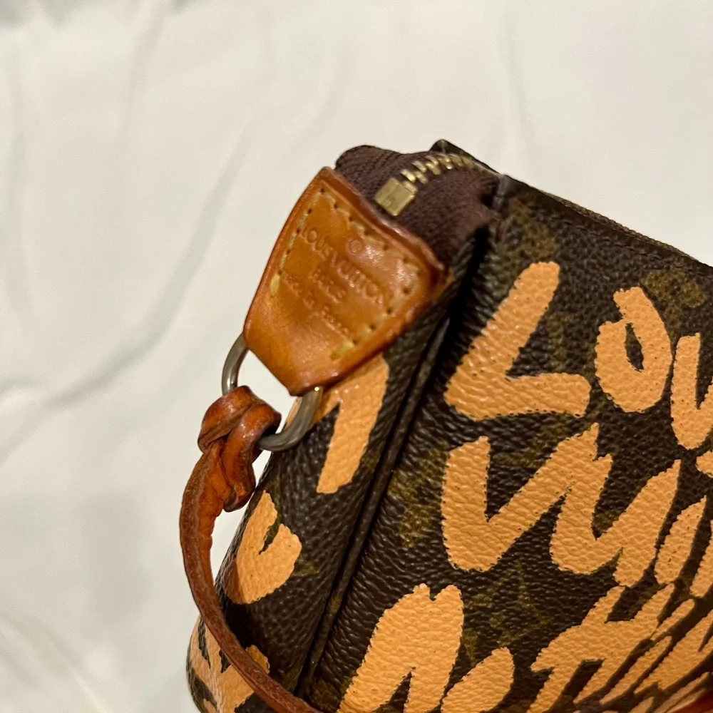 LOUIS VUITTON STEPHEN SPROUSE X LOUIS VUITTON BEIGE GRAFFITI POCHETTE - Picture 3 of 3